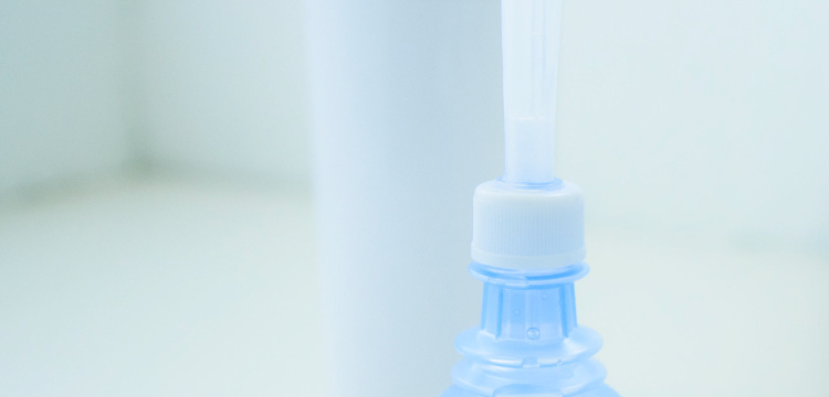 ノズルがボトル内に内蔵され、ぬれているので挿入がスムーズ